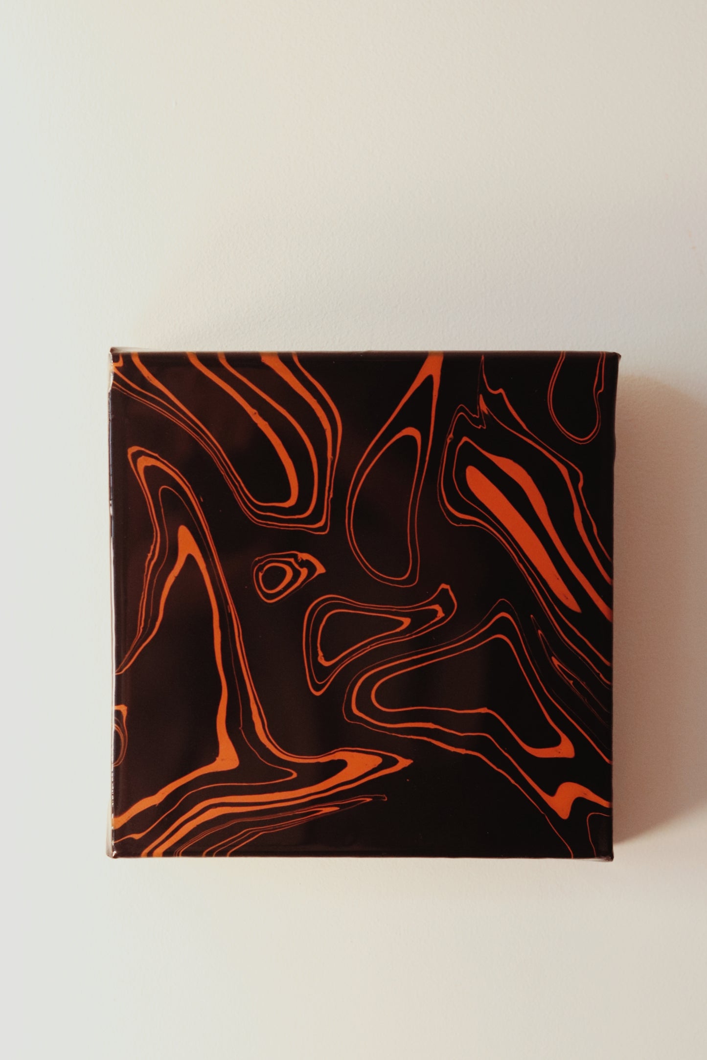 Tableau de peinture fluide noir et orange 30x30